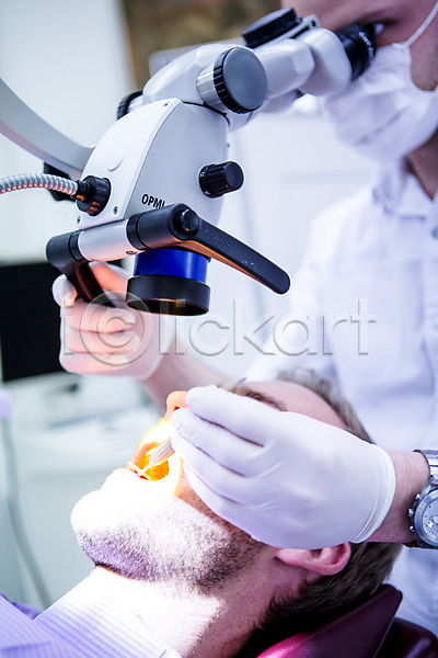20대 남자 두명 백인 성인 JPG 포토 검사(조사) 고무장갑 관찰 눕기 상반신 조명 치과 치과용품 치과의사 치과진료 확대경 환자