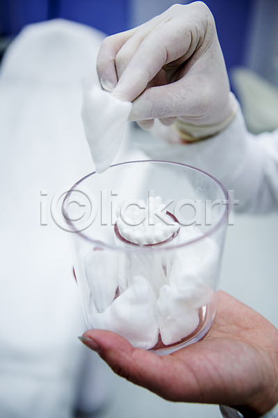 신체부위 한명 JPG 아웃포커스 포토 고무장갑 들기 면봉 손 솜 양손 치과 치과의사