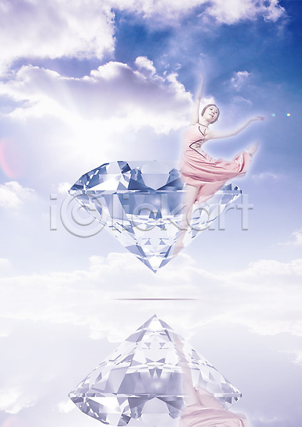 20대 성인 여자 한국인 한명 PSD 편집이미지 구름(자연) 다이아몬드 반사 보석 뷰티 원피스 전신 춤 하늘