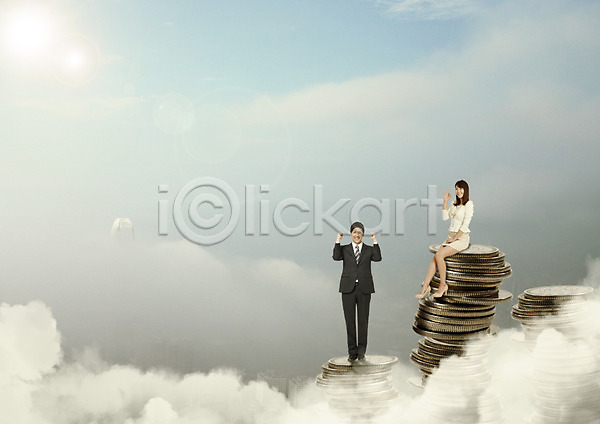 20대 남자 두명 성인 여자 일본인 한국인 PSD 앞모습 편집이미지 구름(자연) 동전 비즈니스맨 비즈니스우먼 서기 쌓기 앉기 전신 정장 파이팅 하늘