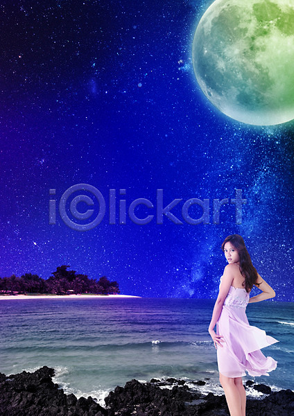 동양인 성인 여자 한명 PSD 뒷모습 편집이미지 뒤돌아보기 바다 바위(돌) 밤하늘 보름달 상반신 야간 원피스