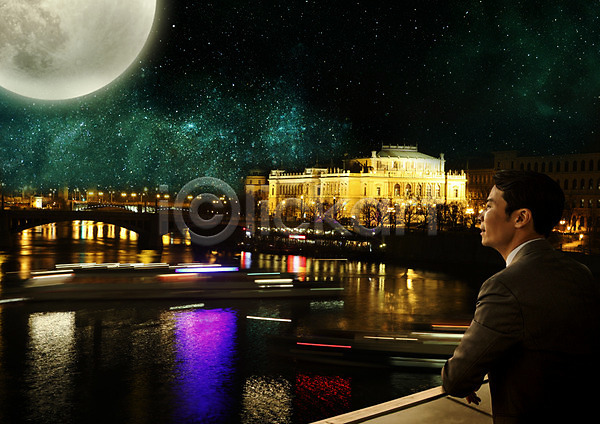 30대 남자 성인 한국인 한명 PSD 편집이미지 강 건물 다리(건축물) 도시 밤하늘 보름달 상반신 야간 야경 유람선