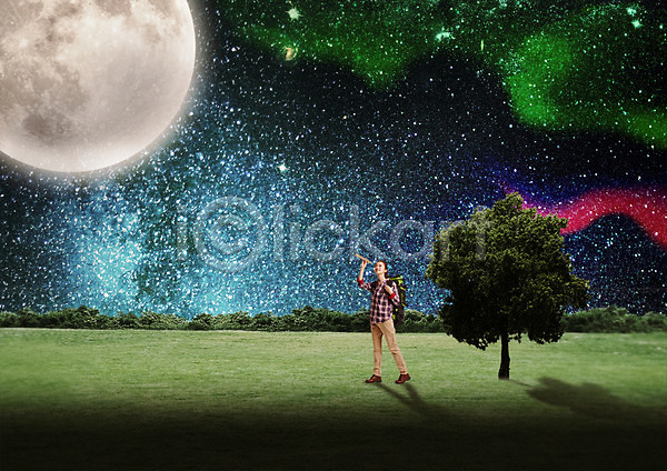 20대 성인 여자 한국인 한명 PSD 편집이미지 관찰 나무 들기 밤하늘 배낭가방 보름달 서기 안식처 야간 여행 일안경 잔디 전신 초원(자연) 한그루