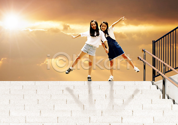 고등학생 두명 여자 한국인 PSD 앞모습 편집이미지 계단 구름(자연) 그림자 미소(표정) 손잡기 일몰 전신 친구 팔벌리기 하늘 햇빛