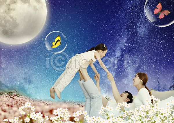 30대 남자 성인 세명 어린이 여자 한국인 PSD 편집이미지 가족 꽃밭 나비 놀이 밤하늘 보름달 비눗방울 비행기놀이 야간