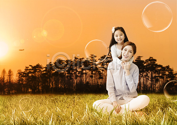 30대 두명 성인 여자 유치원생 한국인 PSD 앞모습 편집이미지 가부좌 가족 나무 딸 미소(표정) 백허그 비눗방울 상반신 앉기 엄마 일몰 잔디 하늘