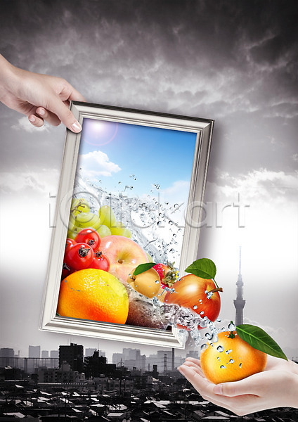 두명 신체부위 PSD 편집이미지 귤 도시 들기 먹구름 물 방울토마토 배(과일) 사과(과일) 손 수분 액자 양손 오렌지 잡기 청포도 하늘 한손
