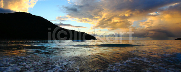 감탄 사람없음 JPG 실루엣 포토 해외이미지 구름 만 물 물결 바다 산 새벽 서핑 섬 야외 언덕 여행 영국 일몰 장면 저녁 태양 파도 풍경 해외202004 해외포토 햇빛 환경