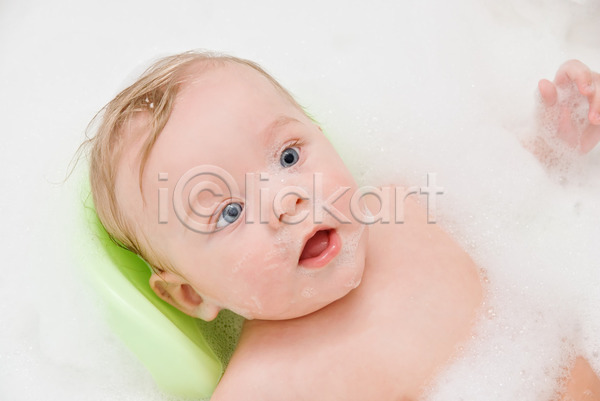 남자 남자아기한명만 아기 한명 JPG 포토 해외이미지 거품 목욕 씻겨주기 아기용품 욕조 청결