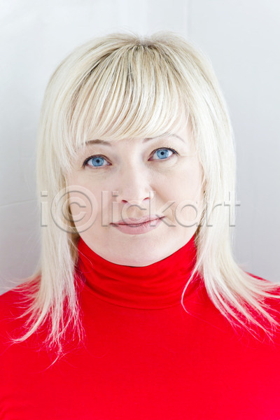 매끈함 백인 여자 한명 JPG 포토 해외이미지 1 금발 눈(신체부위) 미소(표정) 세로 얼굴 유럽 직진 파란색 표현 해외202004 헤어스타일 흰색