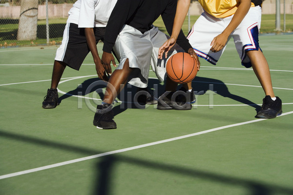 경쟁 청춘(젊음) 남자 성인 성인남자만 세명 JPG 포토 해외이미지 농구 농구공 농구장 드리블 뺏기 수비 하반신 해외202004