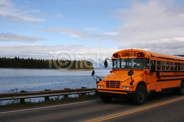 사람없음 어린이 JPG 포토 해외이미지 교육 교통시설 구름(자연) 노란색 도로 미국 바다 방법 버스 사인 선 섬 심볼 알래스카 어류 파란색 하늘 학교 학생 해외202004