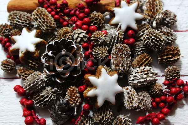 축하 행복 사람없음 JPG 포토 해외이미지 12월 겨울 나뭇가지 메리크리스마스 목재 백그라운드 시나몬 우주 장식 전나무 축제 컬러풀 쿠키 크리스마스 크리스마스장식 크리스마스카드 판넬 해외202004 흰색