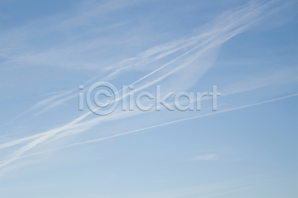 사람없음 JPG 로우앵글 포토 해외이미지 구름(자연) 날씨 백그라운드 솜털 야외 자연 카피스페이스 컬러풀 파란색 풍경(경치) 하늘 해외202004 흰색