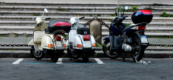 새로움 시원함 클래식 사람없음 JPG 포토 해외이미지 거리 고립 교통시설 구식 도시 디자인 모터 문화 바퀴 방식 백그라운드 복고 상자 순환 스쿠터 스타일 싱글 옛날 오브젝트 오토바이 운전 이탈리아 타운 파란색 해외202004 해외포토 흰색