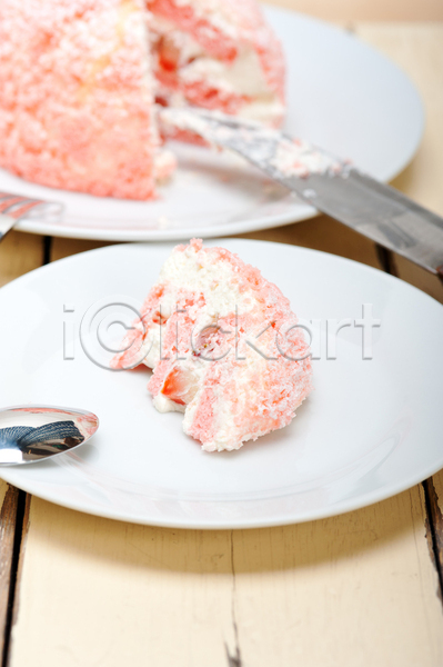 달콤 사람없음 JPG 포토 해외이미지 나이프 딸기 딸기케이크 분홍색 생크림 접시 조각 케이크 해외202004