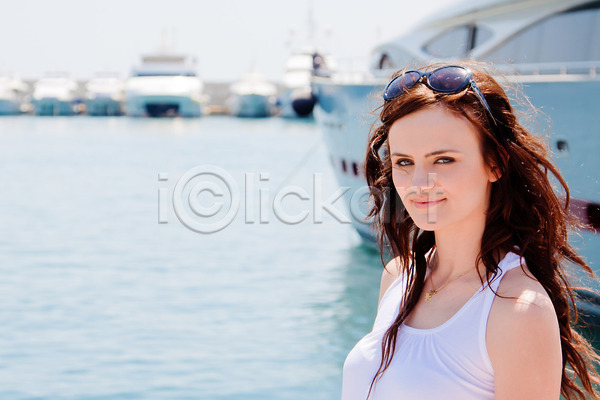 자유 행복 휴식 백인 사람 성인 여자 한명 JPG 포토 해외이미지 그리스 라이프스타일 모델 물 미소(표정) 바다 보트 야외 여름(계절) 요트 유행 응시 파란색 포즈 하늘 함선 항구 항해 해외202004 햇빛 휴가