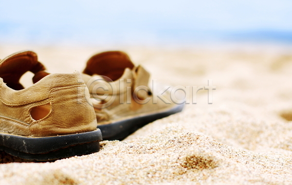 사람없음 JPG 아웃포커스 포토 해외이미지 모래 신발 야외 여름(계절) 주간 한켤레 해외202004