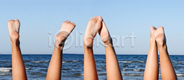 휴식 사람 사람없음 여자 JPG 포토 해외이미지 물 바다 부분 선탠 양발 젖음 태양 파도 파란색 하늘 해외202004 해외포토 휴가