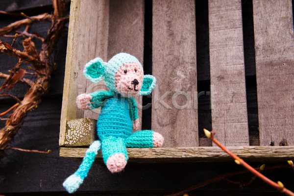 유머 사람없음 JPG 포토 해외이미지 나무 나무상자 동물 목재 야외 울타리 원숭이 자연 장난감 초록색 파란색 해외202004 핸드메이드