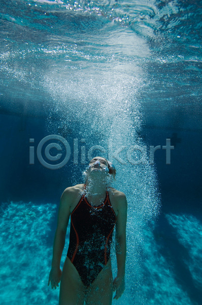 성인 성인여자한명만 여자 한명 JPG 앞모습 포토 해외이미지 상반신 수영 수영복 수영선수 수영장 수중 스포츠 잠수 해외202004