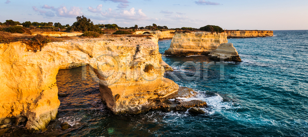 평화 사람없음 JPG 포토 해외이미지 그림 만 많음 물 바다 아치 야외 여름 여행 유럽 이탈리아 자연 지중해 터키석 파란색 풍경 하늘 해외202004 해외포토 휴가