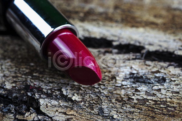 우아함 화려 사람없음 여자 JPG 포토 해외이미지 광택 돌봄 립스틱 모델 목재 빨간색 상품 스타일 오브젝트 유행 입술 장신구 해외202004 화장품