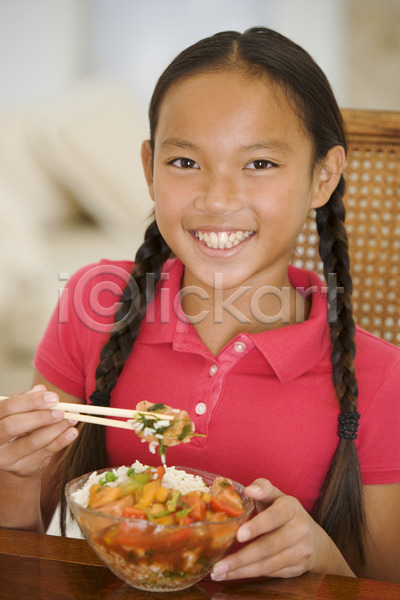 10대 동양인 어린이 한명 JPG 포토 해외이미지 먹기 미소(표정) 세로 식당 식사 실내 앉기 음식 응시 젓가락 주방용품 중식 테이크아웃 해로움 해외202004
