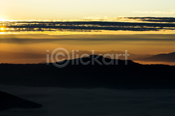 사람없음 JPG 포토 해외이미지 계곡 구름(자연) 내추럴 산 새벽 아침 안개 야외 언덕 여름(계절) 여행 일출 자연 절정 초록색 풍경(경치) 하늘 해외202004 환경