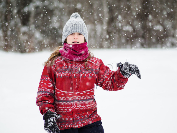 추위 행복 백인 사람 어린이 여자 한명 JPG 포토 해외이미지 겨울 계절 놀이 미소(표정) 야외 폭풍 해외202004 흰색
