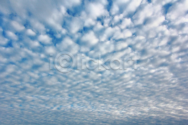 사람없음 JPG 포토 해외이미지 가로 구름(자연) 날씨 백그라운드 솜털 야외 자연 정상 주간 천국 파란색 펼침 풍경(경치) 하늘 해외202004 햇빛 환경 흐림 흰색