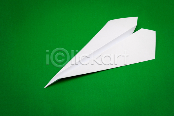 사람없음 JPG 포토 해외이미지 실내 종이 종이비행기 초록배경 한개 해외202004