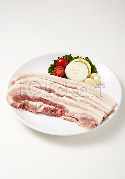 사람없음 JPG 포토 돼지고기 레몬 마늘 방울토마토 삼겹살 스튜디오촬영 슬라이스 식재료 실내 양파 육류 접시 파슬리 흰배경