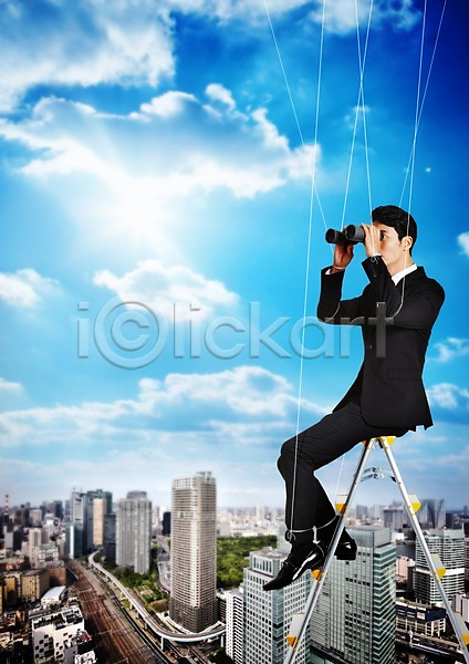 남자 성인 한국인 한명 JPG 편집이미지 구름(자연) 꼭두각시 도시 마리오네트 비즈니스 비즈니스맨 빌딩 사다리 쌍안경 하늘 합성