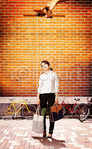 성인 여자 한국인 한명 JPG 편집이미지 꼭두각시 마리오네트 벽돌 비즈니스 비즈니스우먼 서류가방 자전거 장바구니 합성