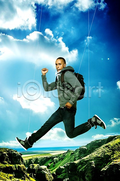 남자 성인 외국인 한명 JPG 편집이미지 구름(자연) 꼭두각시 마리오네트 바다 산 점프 하늘 합성