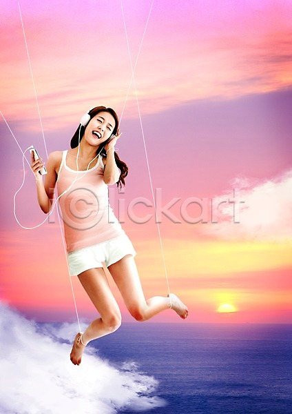 성인 여자 한국인 한명 JPG 편집이미지 구름(자연) 꼭두각시 노을 마리오네트 바다 음악감상 태양 하늘 합성