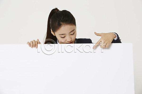 십대여자한명만 여자 중학생 청소년 한국인 한명 JPG 앞모습 포토 가리킴 교복 내려보기 사각프레임 상반신 스튜디오촬영 실내 여중생 여학생 흰배경