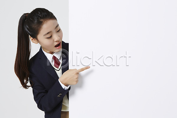 십대여자한명만 여자 중학생 청소년 한국인 한명 JPG 앞모습 포토 가리킴 교복 놀람 사각프레임 상반신 숨기 스튜디오촬영 실내 여중생 여학생 응시 흰배경
