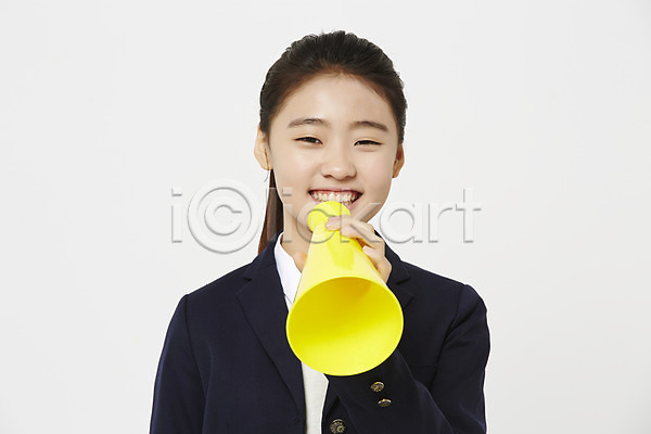 십대여자한명만 여자 중학생 청소년 한국인 한명 JPG 앞모습 포토 교복 들기 미소(표정) 상반신 스튜디오촬영 실내 여중생 여학생 외침 확성기 흰배경