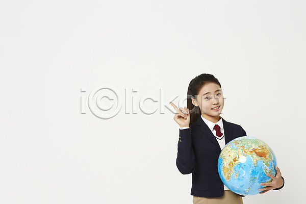 십대여자한명만 여자 중학생 청소년 한국인 한명 JPG 앞모습 포토 가리킴 교복 들기 미소(표정) 상반신 스튜디오촬영 실내 여중생 여학생 지구본 흰배경