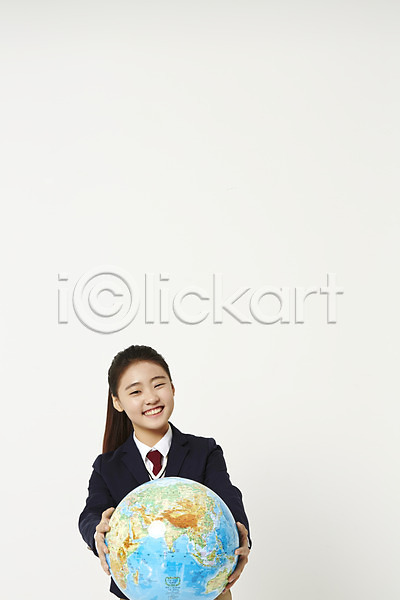 십대여자한명만 여자 중학생 청소년 한국인 한명 JPG 앞모습 포토 교복 들기 미소(표정) 상반신 스튜디오촬영 실내 여중생 여학생 지구본 흰배경