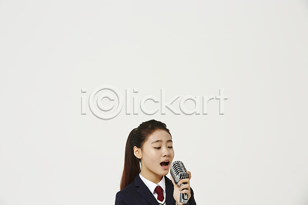 십대여자한명만 여자 중학생 청소년 한국인 한명 JPG 포토 교복 내려보기 노래 말하기 상반신 스탠드마이크 스튜디오촬영 실내 여중생 여학생 입벌림 잡기 흰배경