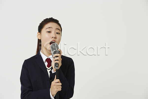 십대여자한명만 여자 중학생 청소년 한국인 한명 JPG 앞모습 포토 교복 노래 말하기 상반신 스탠드마이크 스튜디오촬영 실내 여중생 여학생 입벌림 잡기 흰배경