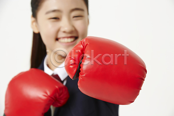 십대여자한명만 여자 중학생 청소년 한국인 한명 JPG 아웃포커스 앞모습 포토 교복 권투글러브 미소(표정) 상반신 스튜디오촬영 실내 여중생 여학생 펀치(운동) 흰배경