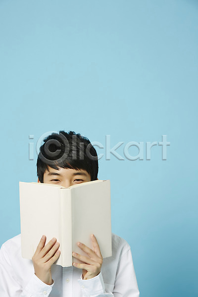남자 십대남자한명만 중학생 청소년 한국인 한명 JPG 앞모습 포토 남중생 남학생 눈웃음 독서 들기 상반신 스튜디오촬영 실내 와이셔츠 입가림 책 파란배경