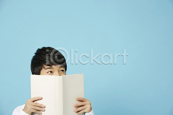 남자 십대남자한명만 중학생 청소년 한국인 한명 JPG 앞모습 포토 남중생 남학생 독서 들기 상반신 스튜디오촬영 실내 올려보기 와이셔츠 입가림 책 파란배경