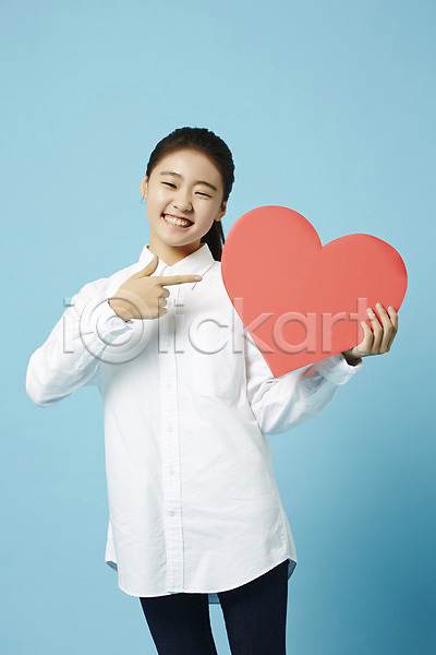 십대여자한명만 여자 중학생 청소년 한국인 한명 JPG 앞모습 포토 가리킴 들기 미소(표정) 상반신 서기 스튜디오촬영 실내 여중생 여학생 와이셔츠 청바지 파란배경 하트 하트프레임