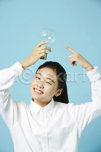 십대여자한명만 여자 중학생 청소년 한국인 한명 JPG 앞모습 포토 가리킴 들기 미소(표정) 상반신 스튜디오촬영 실내 여중생 여학생 와이셔츠 전구 파란배경