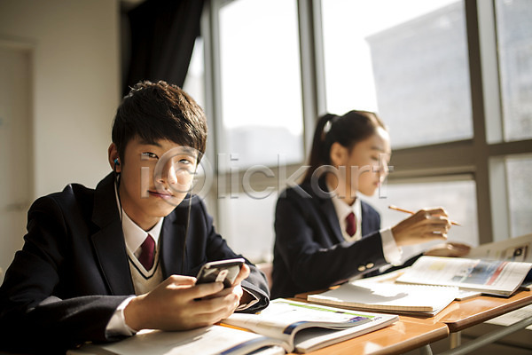 목표 집중 남자 두명 십대만 여자 중학생 청소년 한국인 JPG 앞모습 포토 교복 교실 남중생 남학생 들기 상반신 스마트폰 실내 앉기 여중생 여학생 음악감상 학교 학원
